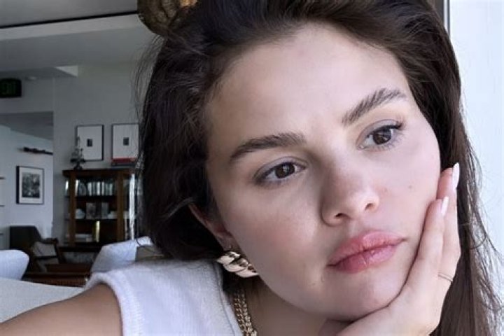 [PIC] Selena Gomez Without Makeup — Bare-Faced While Traveling – Hollywood Life