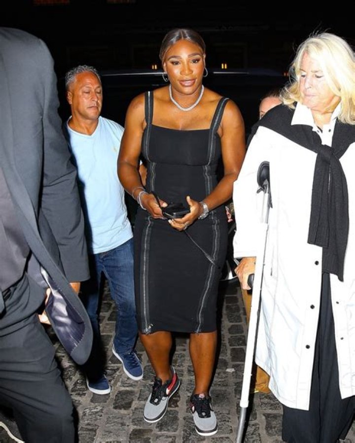 Serena Williams’ Tight Black Midi Dress & Sneakers In NYC: Photos – Hollywood Life