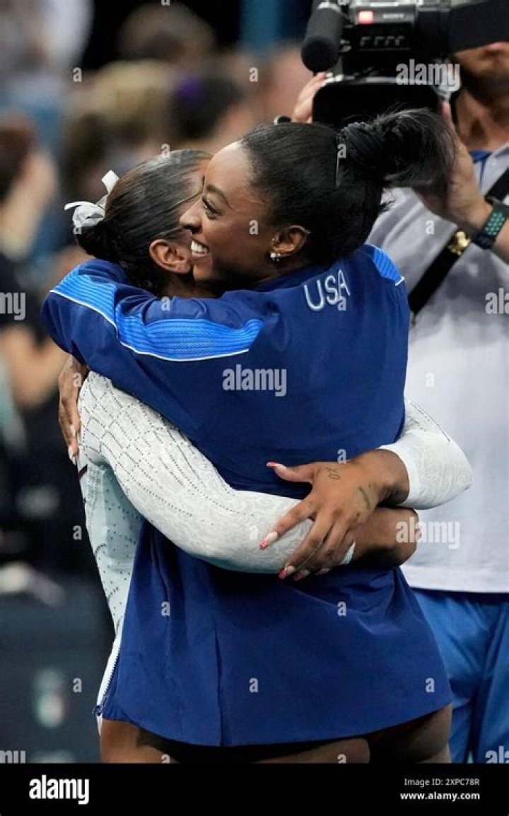 Simone Biles Jumps Into BF Jonathan Owens’ Arms While Celebrating His New NFL Milestone