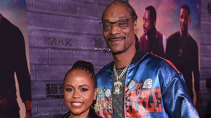 Snoop Dogg & Wife Shante Broadus At Super Bowl In Matching Outfits – Hollywood Life