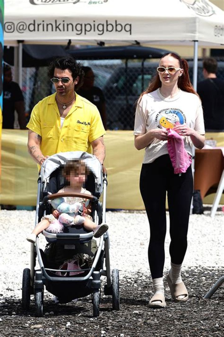 Pregnant Sophie Turner & Joe Jonas Take Daughter Willa, 1, To Outdoor Food Market: Photos