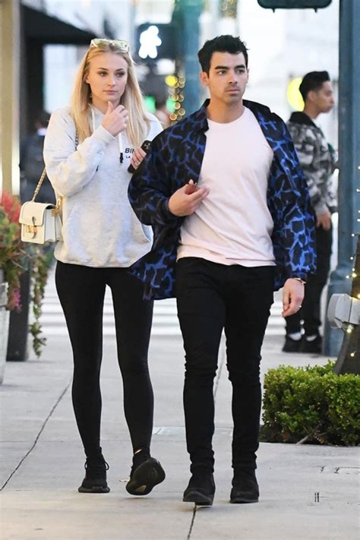Sophie Turner & Joe Jonas Hug As They Stroll Through Los Angeles After Lunch Date — Pics