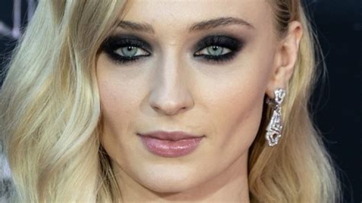 Sophie Turner Goes Makeup-Free & Rocks Baggy Jacket On Walk With Joe Jonas Amidst Pregnancy Reports