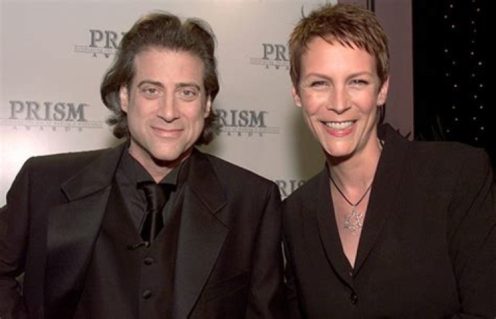Jamie Lee Curtis, Larry David, & More Stars React After Death of ‘Curb Your Enthusiasm’ Star Richard Lewis