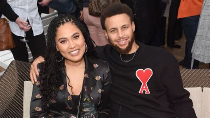 Steph & Ayesha Curry Dress as The Grinch & Cindy Lou Who – Pics – Hollywood Life