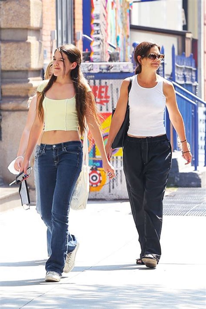 Suri Cruise, 15, Looks So Grown Up In Cute Top & Low-Rise Jeans While Out With Mom Katie Holmes — Photo