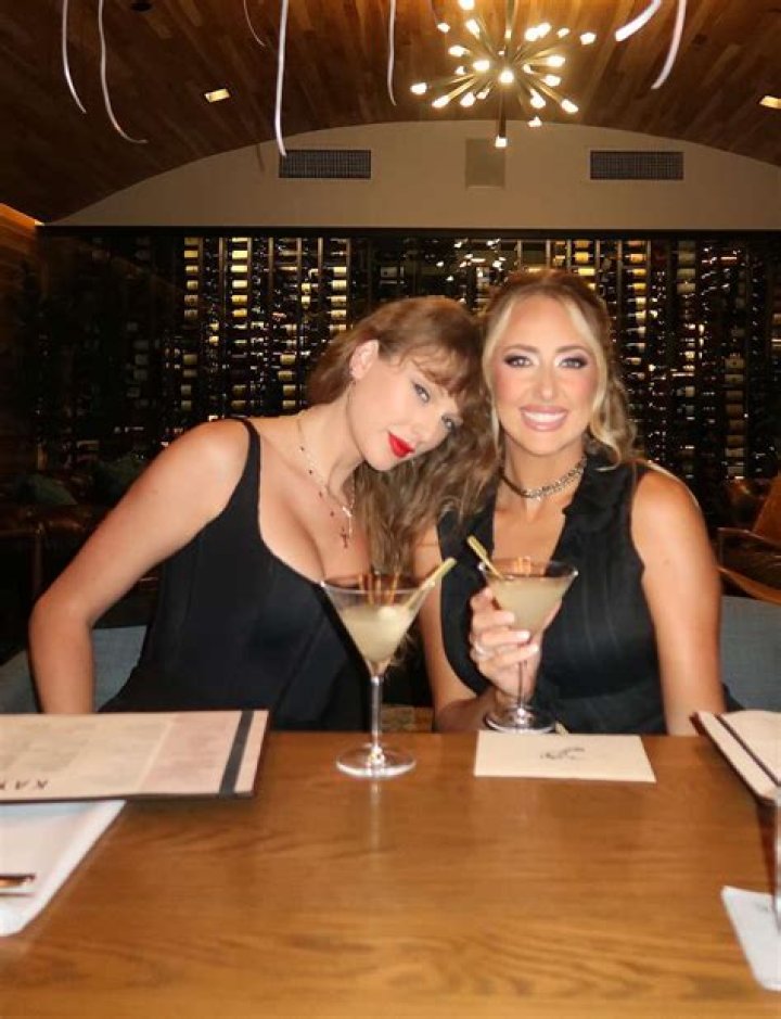 Taylor Swift and Brittany Mahomes Have Fun Girls Night Out: Photos – Hollywood Life