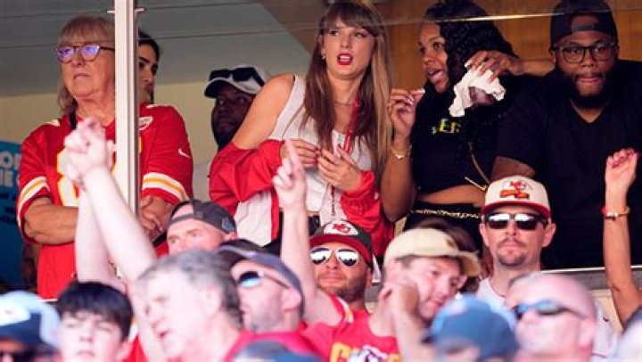 Taylor Swift Cheers on Travis Kelce in Chilly Green Bay With New Pal Brittany Mahomes