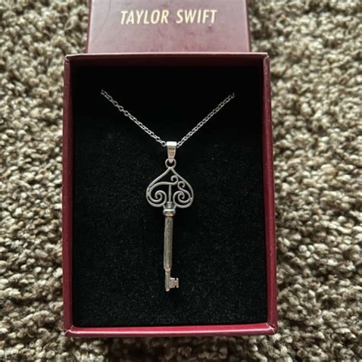 Taylor Swift’s Key Necklace — Shop Her Exact One For A Steal – Hollywood Life