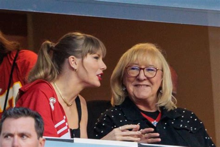 Taylor Swift’s Mom’s Cancer Returns & Her Dad Also Battled Disease – Hollywood Life