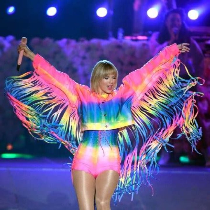 Shorts & Crop Top Pics – Hollywood Life