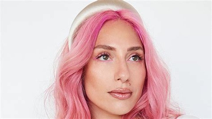 Content Creator Tefi Gives Her ‘Self-Love’ Tips To ‘Convince Your Brain’ That ‘You’re Worthy’ (Exclusive)