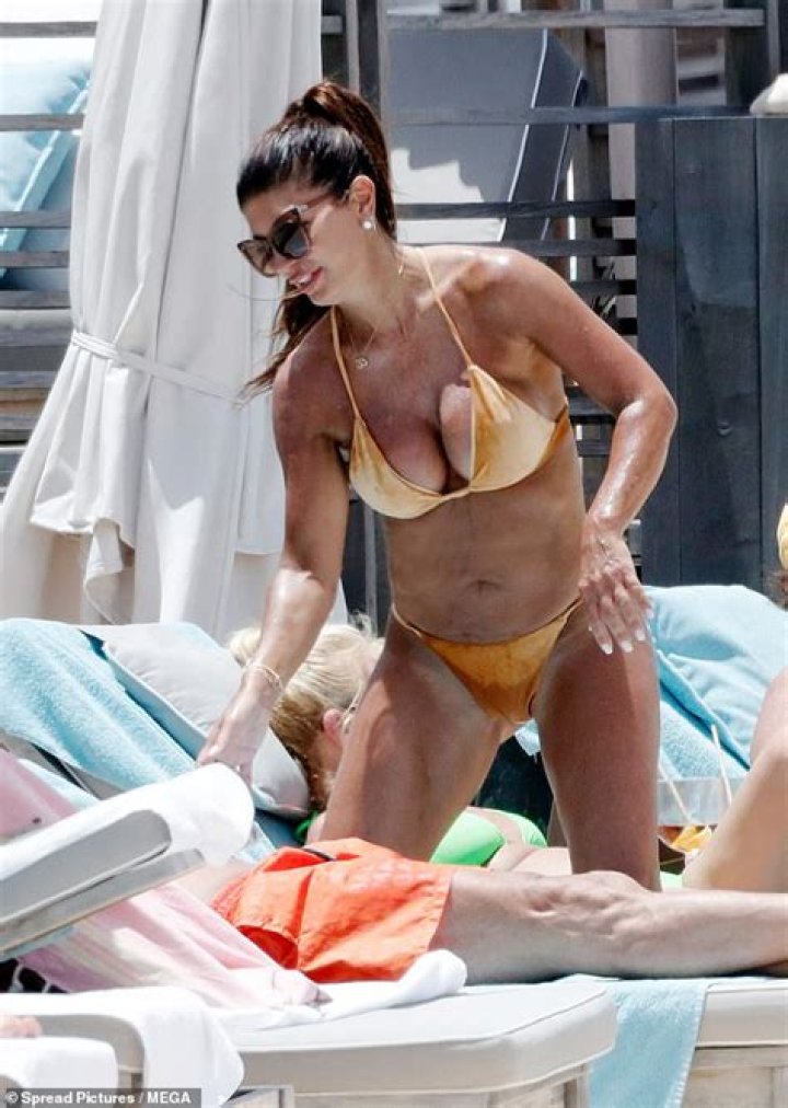 ‘RHONJ’ Star Shows Off Toned Body – Hollywood Life