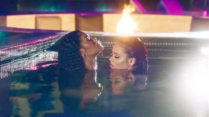 Steamy PDA In Hot Tub – Hollywood Life