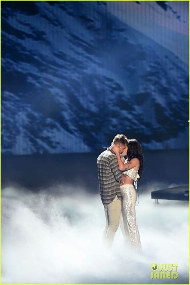 Steamy PDA In ‘Closer’ Duet – Hollywood Life