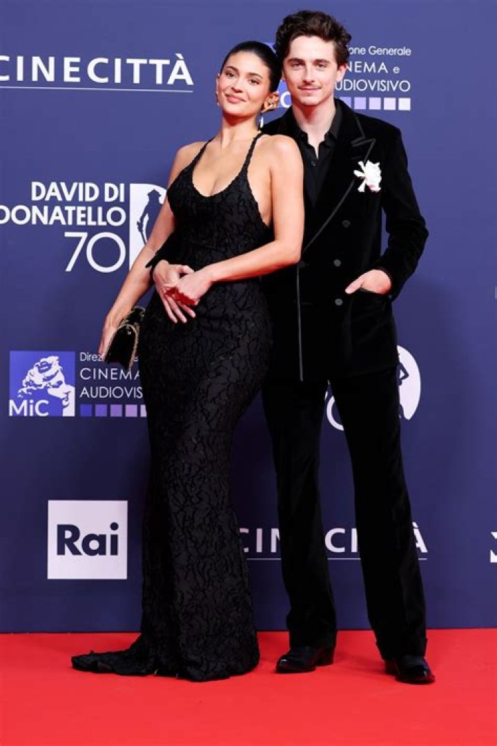 Timothee Chalamet & Eiza Gonzalez’s Hot Tub Kiss In Mexico: Pic – Hollywood Life