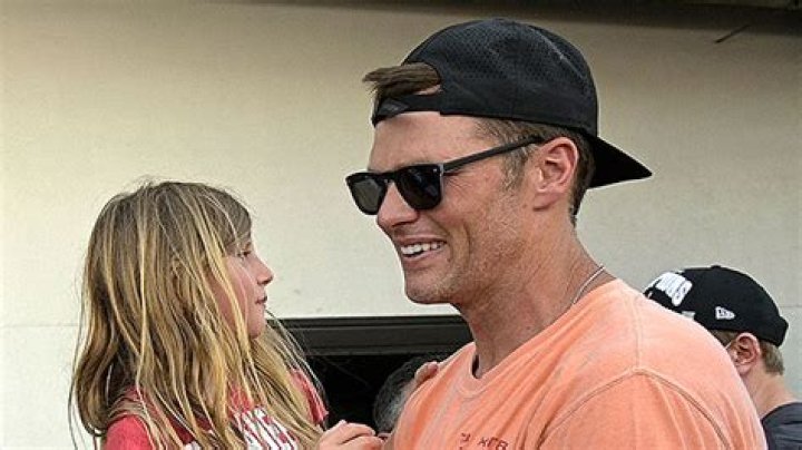 Tom Brady & Daughter Vivian Play Football Together In A Pool: Watch – Hollywood Life