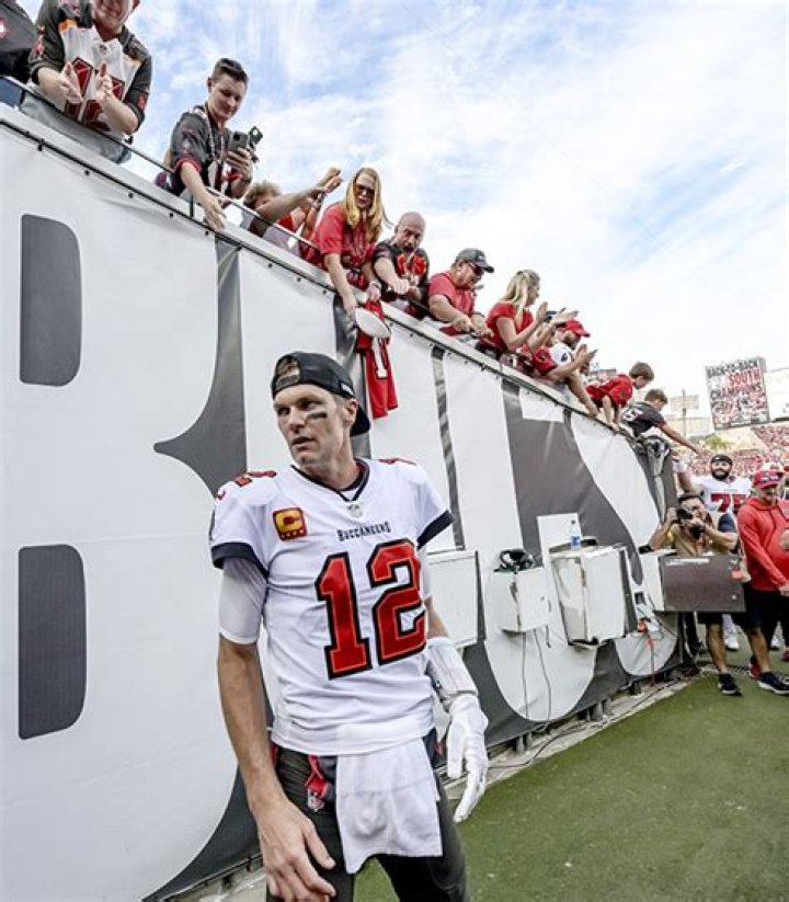 Tom Brady Posts Shirtless Selfie & Jokes He’s Returning To Football – Hollywood Life