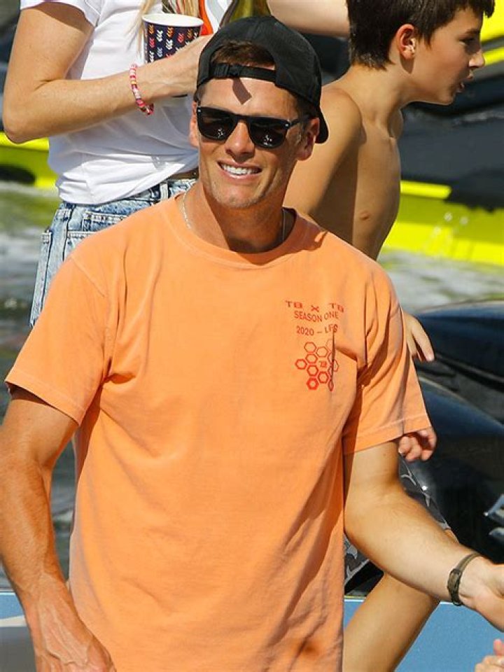 Tom Brady Teases More Underwear Photos After Thirst Trap Pic – Hollywood Life