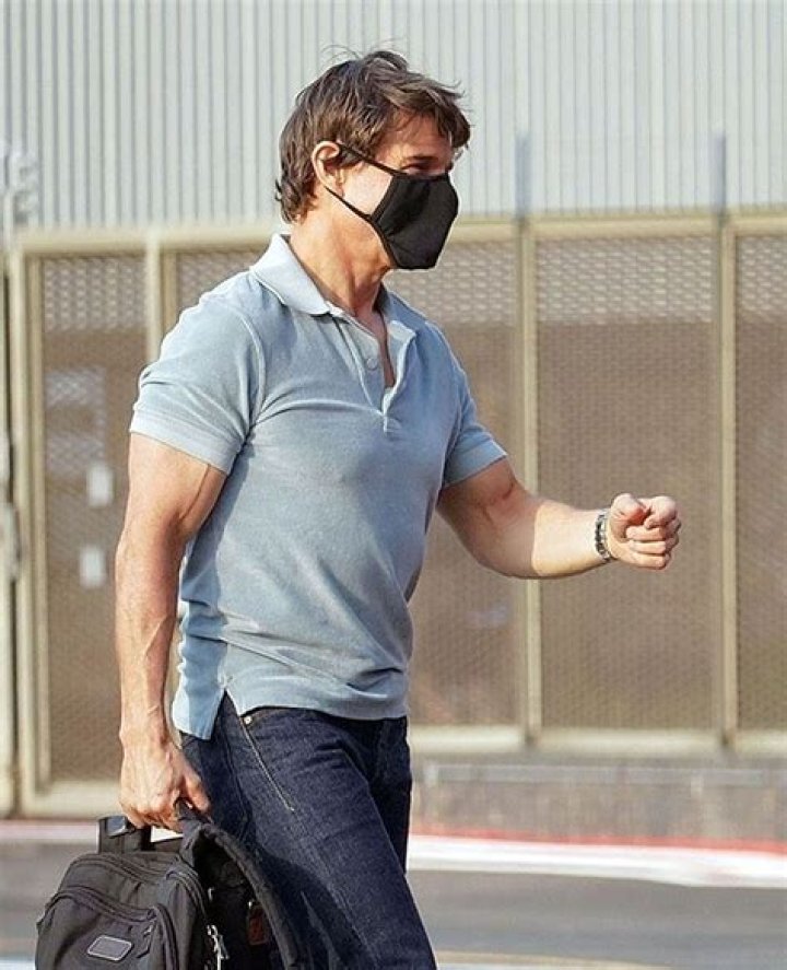 Tom Cruise Shows Off Biceps In London On Helicopter: Photos – Hollywood Life