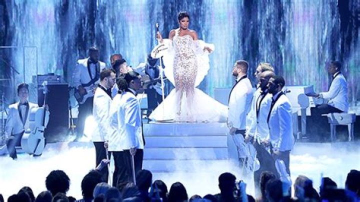 Her Performance Of ‘Unbreak Your Heart’ – Hollywood Life