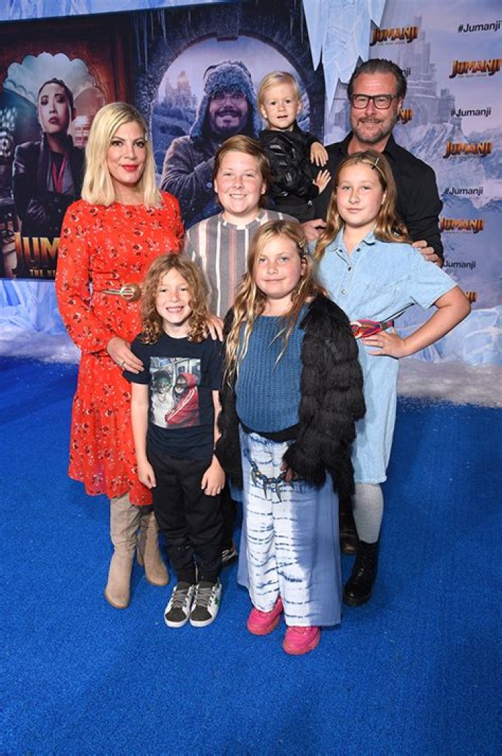 Tori Spelling & Dean McDermott Reveal Family Gingerbread House – Hollywood Life