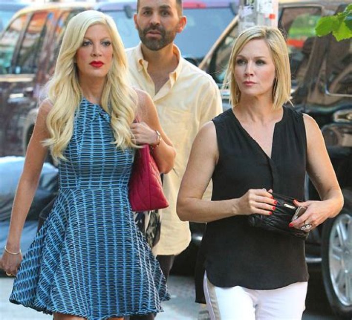 Tori Spelling Chats With Mystery Man During Holiday Shopping: Photos – Hollywood Life