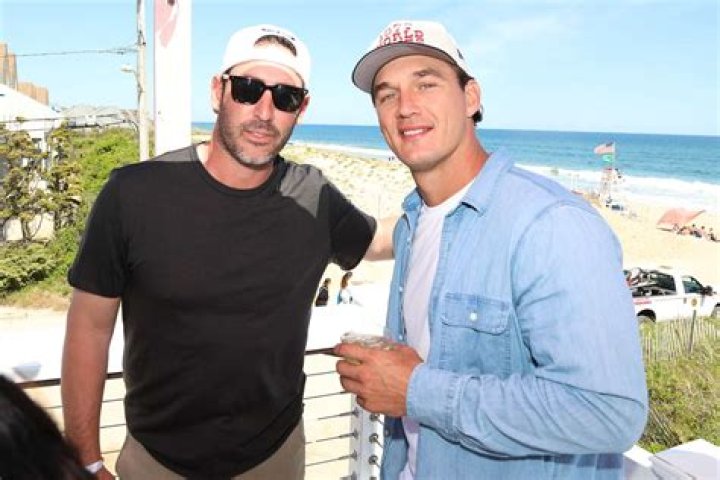 Tyler Cameron Hilariously Reveals BFF Matt James Went Pantsless For His 1st TV Interview About ‘The Bachelor’