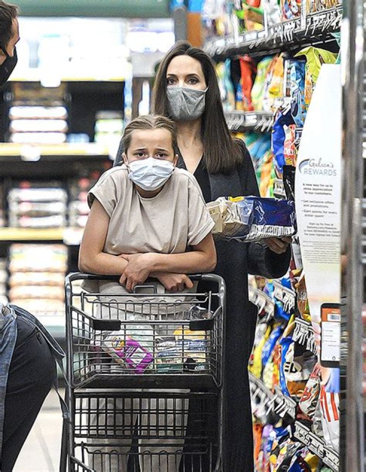 Vivienne Jolie-Pitt, 13, Pushes Grocery Cart On Shopping Trip With Mom Angelina – Photos