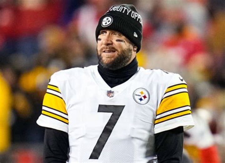 5 Things To Know About NFL Quarterback Retiring – Hollywood Life