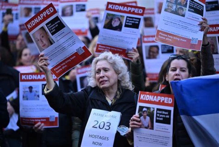 
Who is Karla Vinueza? NYC woman filmed tearing down posters of kidnapped Israelis 