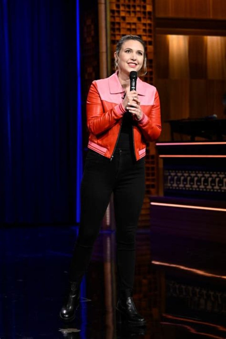 Who Is Taylor Tomlinson? All About the Comedian and Late Night Host – Hollywood Life