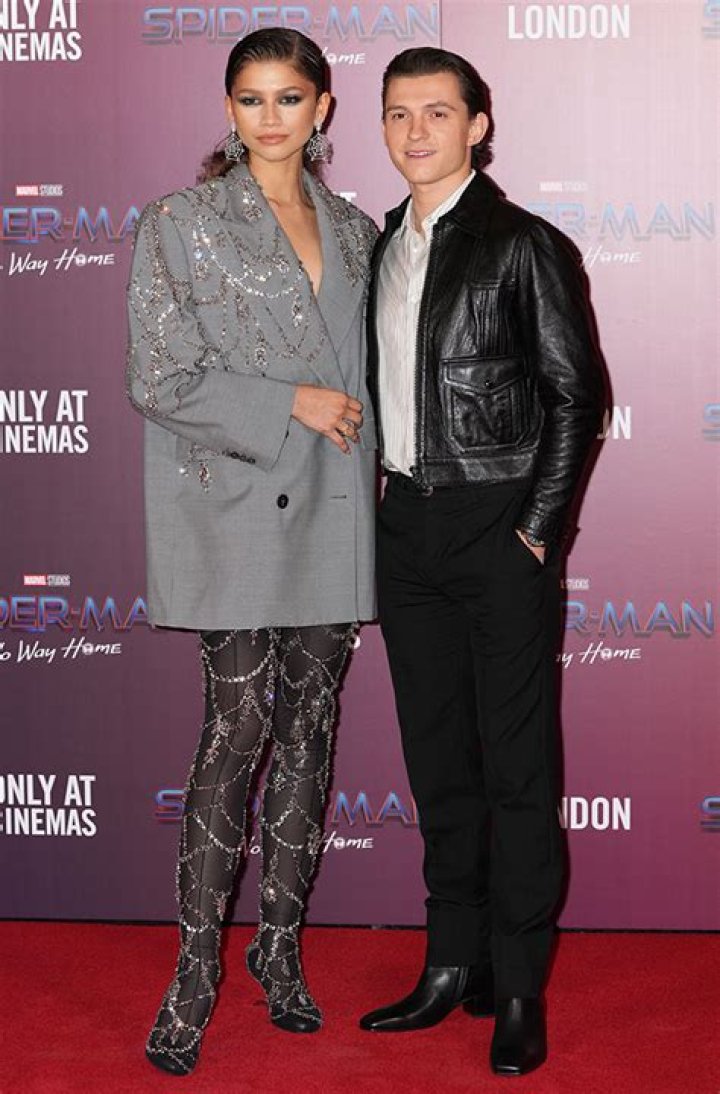 Zendaya & Tom Holland Have Date Night At NBA Playoffs: Video – Hollywood Life