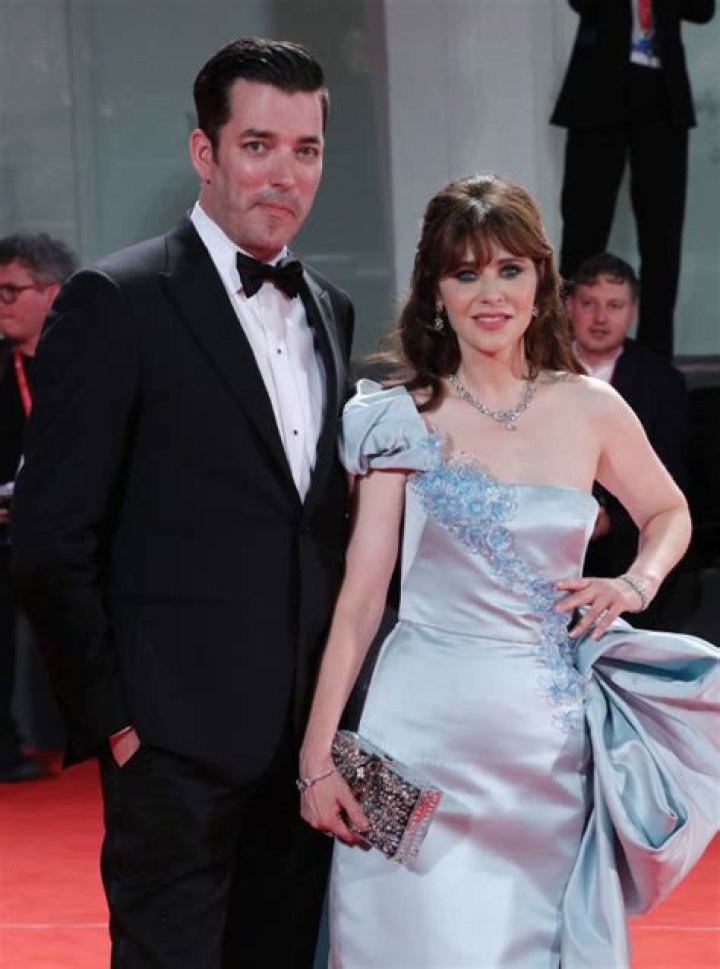 Zooey Deschanel & Jonathan Scott Share A Romantic Kiss At The ‘Dreamin’ Wild’ Premiere